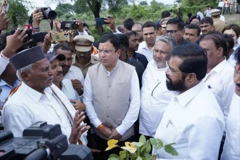 दुष्काळसदृश्य भागाची पाहणी, अकोला–बुलढाणा — शेतकऱ्यांशी संवाद