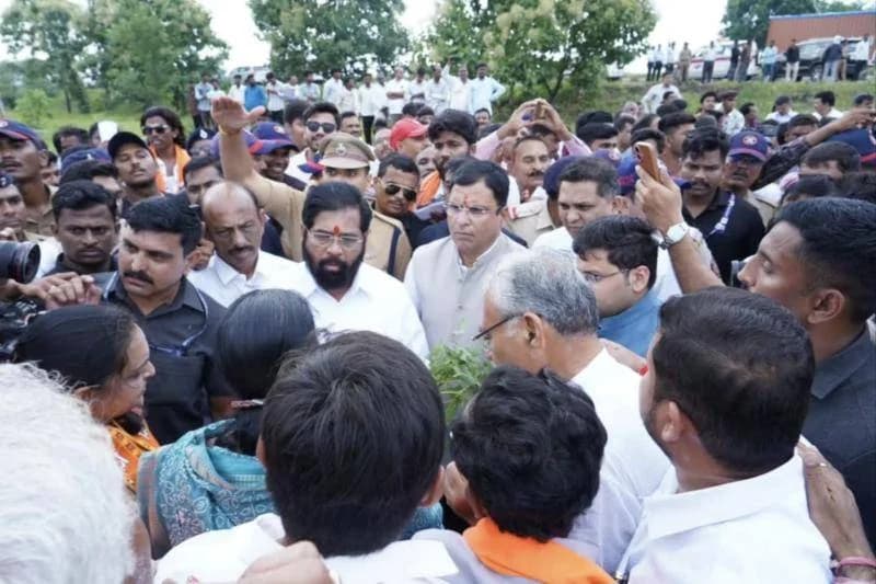 दुष्काळसदृश्य भागाची पाहणी, अकोला–बुलढाणा — गावकऱ्यांशी भेट